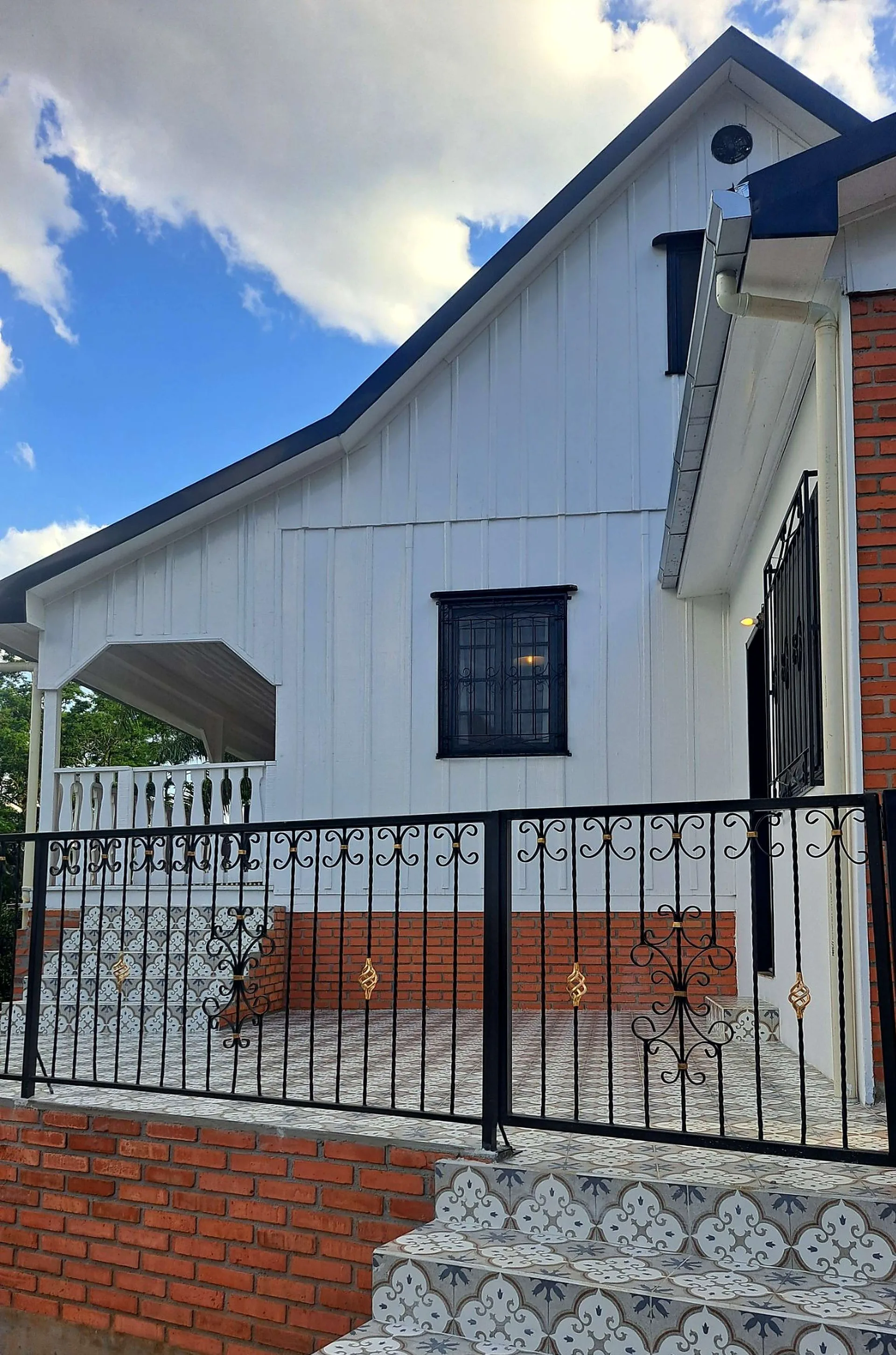 Detalhe de tijolo aparente e balaustrada da arquitetura de serra