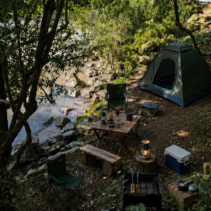 Acampamento montado à beira do riacho
