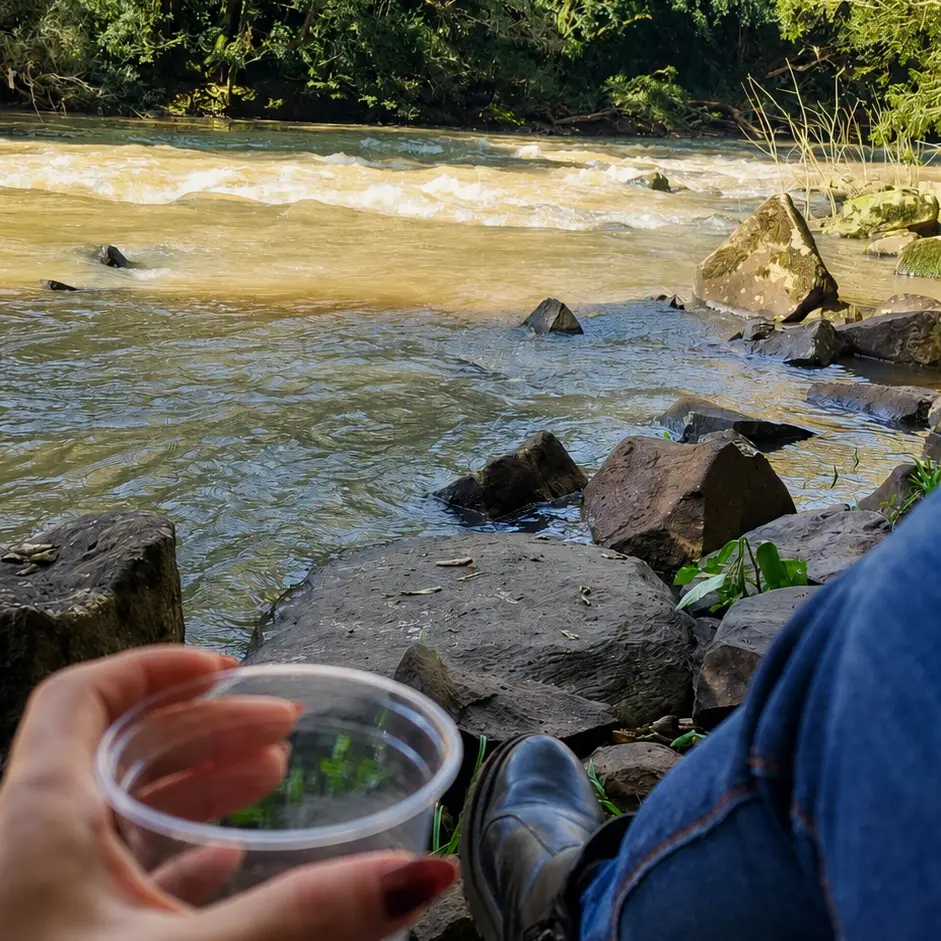 Riacho e pedras junto à área de acampamento