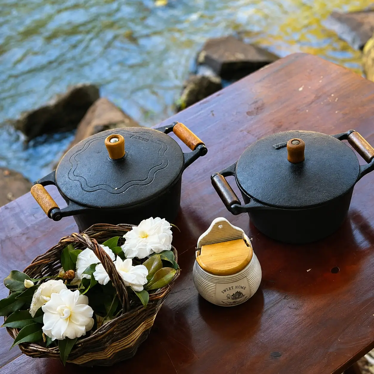 Panelas de ferro preparadas para o almoço no acampamento