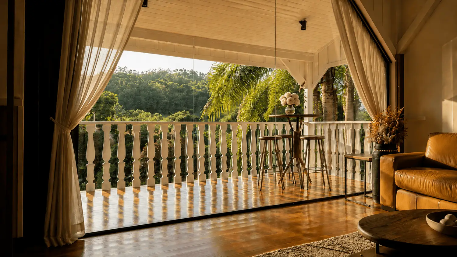 Varanda envidraçada do casarão do Nardi Belluno com vista para a mata