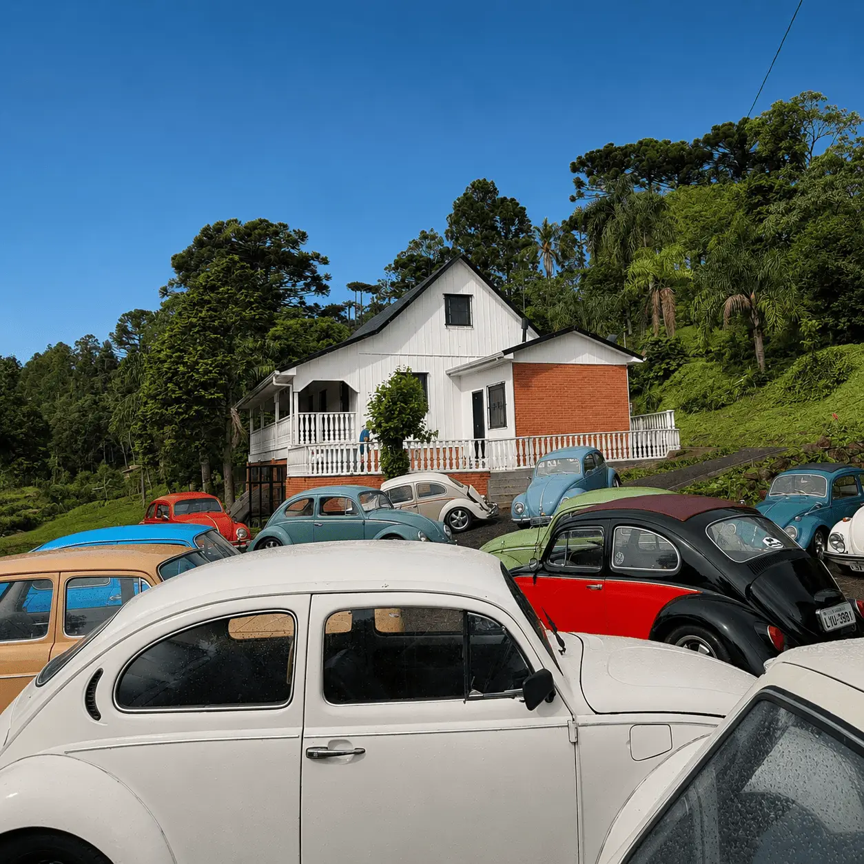 Encontro de carros antigos em frente ao casarão