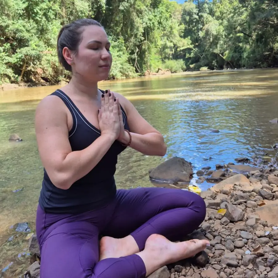 Prática de yoga à beira do rio