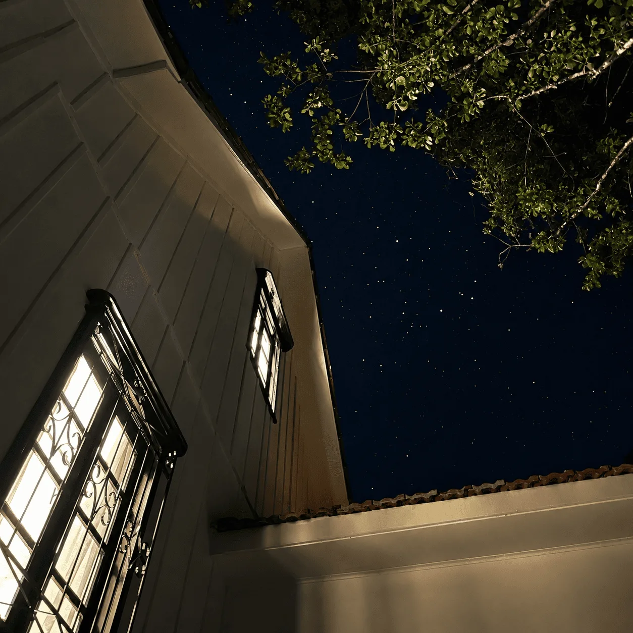 Casarão italiano iluminado ao anoitecer