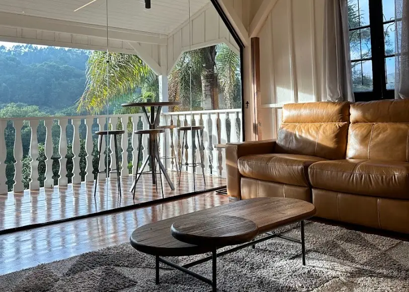Casarão revitalizado com vista para a serra